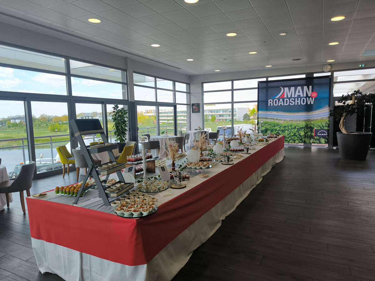 photo d'un buffet dans une salle du golf de Roissy, pour montrer son rôle de leader parmi les lieux séminaires Ile de France