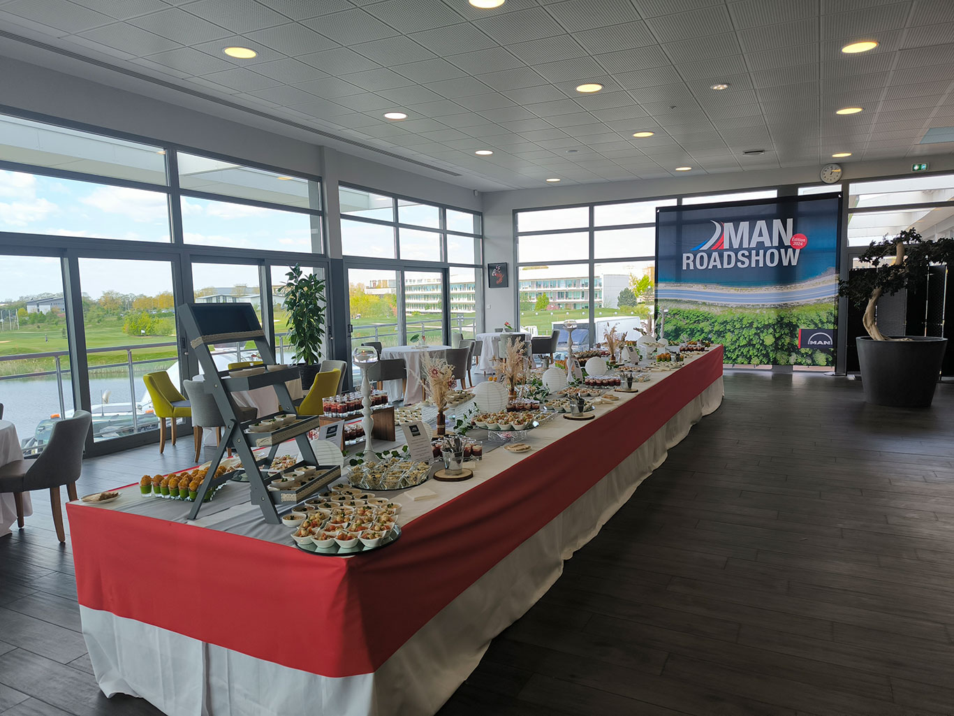 photo d'un buffet dans une salle du golf de Roissy, pour montrer son rôle de leader parmi les lieux séminaires Ile de France