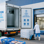 container réfrigéré devant un supermarché, illustrant le savoir-faire des loueurs de chambre froide industrielle pour l'agroalimentaire